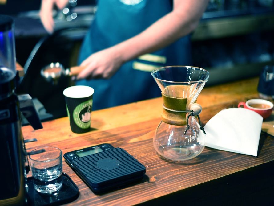 Balcão com Chemex, balança e xícaras prontos para servir
