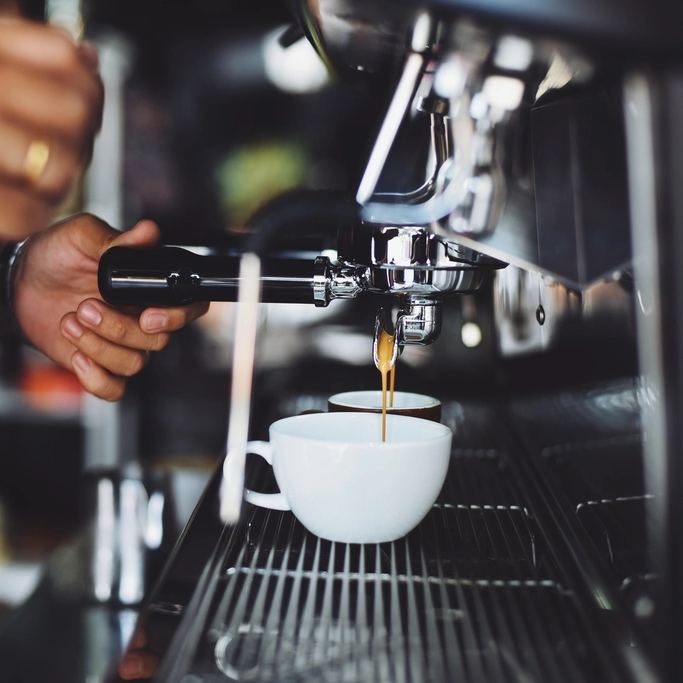 Espresso saindo da máquina na xícara