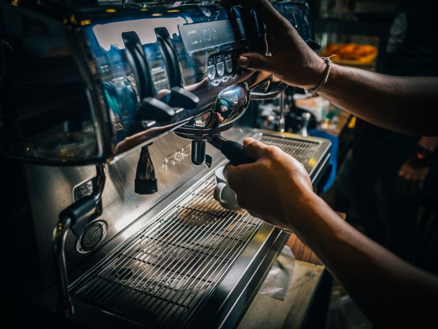 Barista usando a máquina de espresso