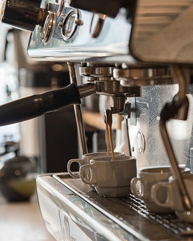 Xícaras em cima da máquina de espresso